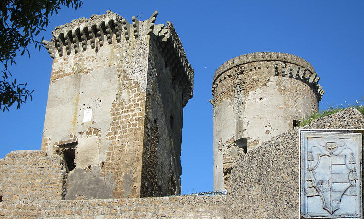 Towers of the Borgia fortress; (inset) coat of arms of Cardinal Rodrigo Borgia